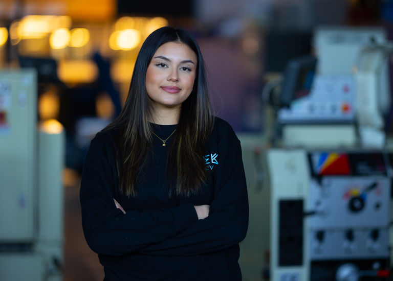 en person som står i en butikk