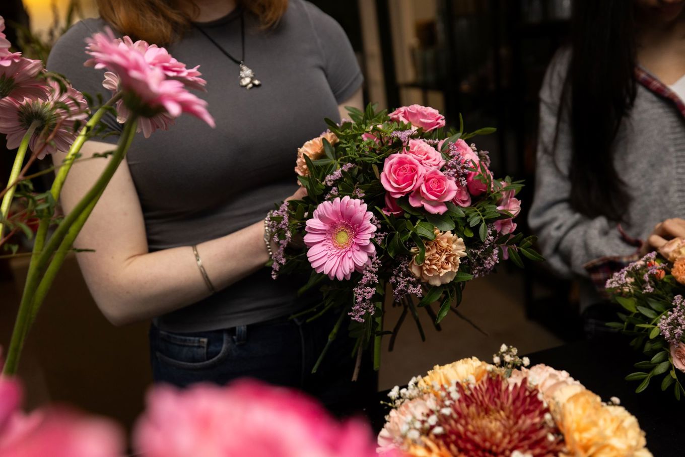 en person som holder blomster