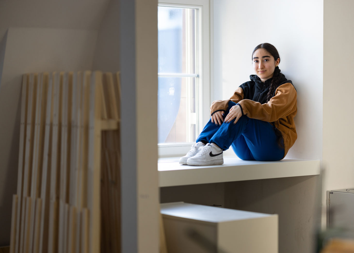 en person som sitter på en hylle