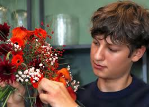 en person som holder en blomsterbukett