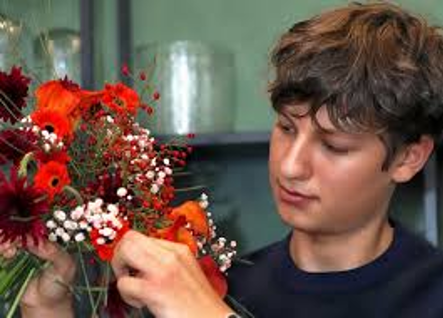 en person som holder en blomsterbukett